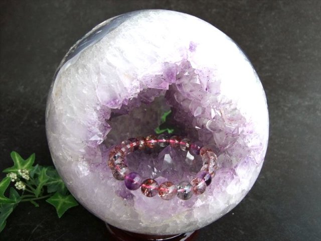 店頭展示中 ブレスの浄化も出来る特大サイズ 笑口 メノウ アゲート 丸玉 専用台座付 直径 150mm 重さ 3844g 大きな口でにっこり 運気&財運上昇のお守り