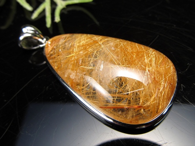 5A ゴールドルチルクォーツ ドロップ型ペンダントトップ 縦約40mm 重さ約17.1g 超透明 煌めく金針 金運をもたらす石 1点物 ブラジル産