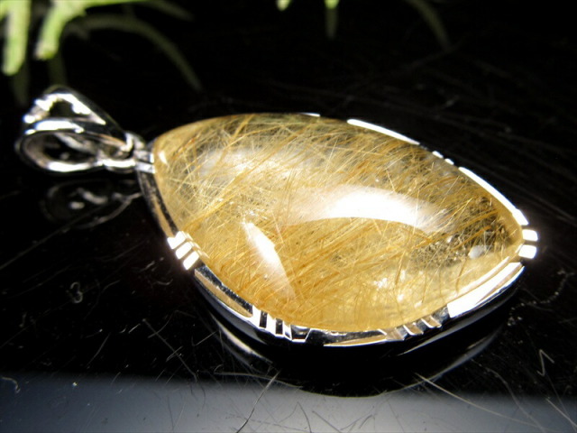 5A ゴールドルチルクォーツ リーフ型ペンダントトップ 縦約29mm 重さ約9.1g 超透明 煌めく金針 金運をもたらす石 1点物 ブラジル産