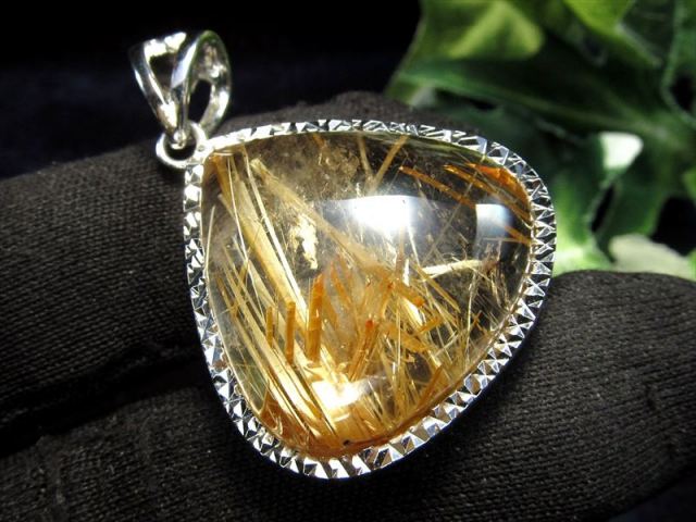 タイチン入り S級 タイチン ゴールドルチルクォーツ ペンダントトップ 重さ約10.6g 縦約23mm 超透明&煌めく金針 金運をもたらす石 Silver925 1点物