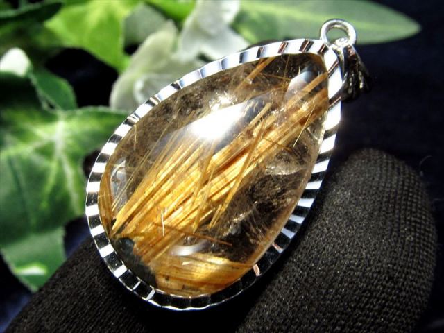 希少な太陽放射タイプ S級 ヘマタイト入り タイチン ゴールドルチルクォーツ ペンダントトップ 重さ約8.8g 縦約26mm 煌々と輝く黄金タイチン入り 装飾枠付