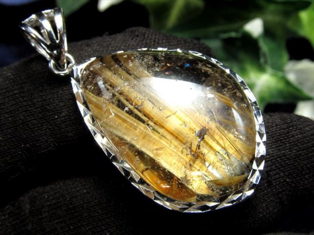 極太タイチン針入り S級 ヘマタイト入り タイチン ゴールドルチルクォーツ ペンダントトップ 重さ約8.4g 縦約25mm 煌々と輝く黄金タイチン入り 装飾枠付