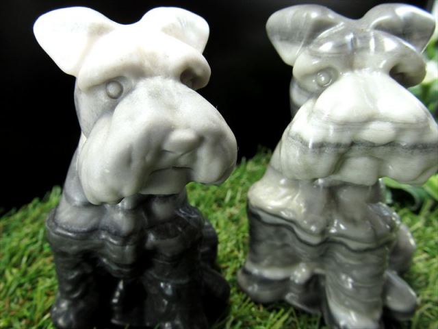 絶妙な可愛らしい表情 ジャスパー シュナウザー 彫刻 置物 高さ約75mm×幅約45mm 1個売り ドッグモチーフ 石の模様を生かした毛並 パワーストーン 天然石