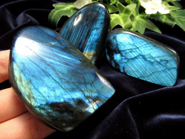 つやつやポリッシュストーン ラブラドライト 原石 磨き 置物 重さ約95g-110g 1個売り フリーフォーム 原石切り出し レインボー&ブルーシラー マダガスカル産
