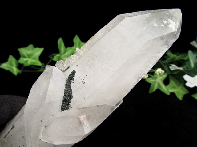 山型ファントム入り ヒマラヤ産 水晶 結晶原石 専用木製台座付 重さ 563g ヒマラヤの神々しき息吹を宿して ファントムの層が増幅する 清冽なエネルギー 1点物