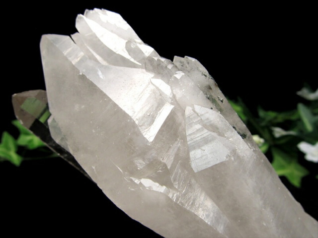 山型ファントム入り ヒマラヤ産 水晶 結晶原石 専用木製台座付 重さ 567g ヒマラヤの神々しき息吹を宿して ファントムの層が増幅する 清冽なエネルギー 1点物