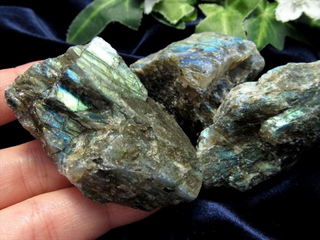 神秘的なレインボーシラー ラブラドライト ラフ原石 1個売り 40g-55g