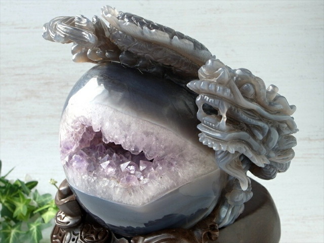 至高の龍神彫刻 笑口瑪瑙 玉持ち龍神 龍彫刻置物 重さ6948g 高さ280mm 専用木製台座付き メノウ アゲート ジオード 瑪瑙&水晶 福運をもたらす笑顔の石