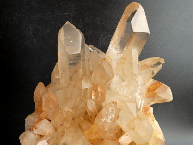 店頭展示中 迫力の特大サイズ タンジェリン クォーツ クラスター 原石 専用木製台座付 幅 290mm 重さ 12256g 可愛らしいみかん水晶 疲労回復