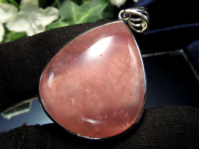 透明ピンク ディープローズクォーツ ドロップ型ペンダントトップ 重さ約10.8g 縦約30mm 恋愛といえばの定番石 透明感ある艶々ミルキーピンク