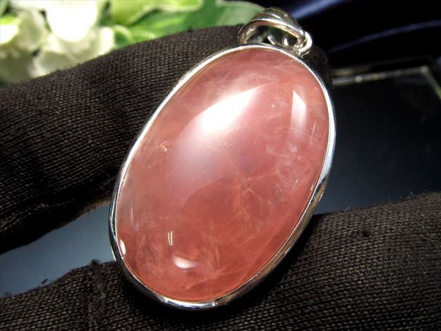 透明ピンク ディープローズクォーツ オーバル型ペンダントトップ 重さ約10.1g 縦約29mm 恋愛といえばの定番石 透明感ある艶々ミルキーピンク