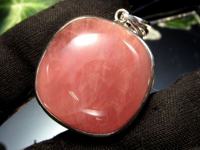 透明ピンク ディープローズクォーツ スクエア型ペンダントトップ 重さ約9.9g 縦約24mm 恋愛といえばの定番石 透明感ある艶々ミルキーピンク 美と愛の女神の石