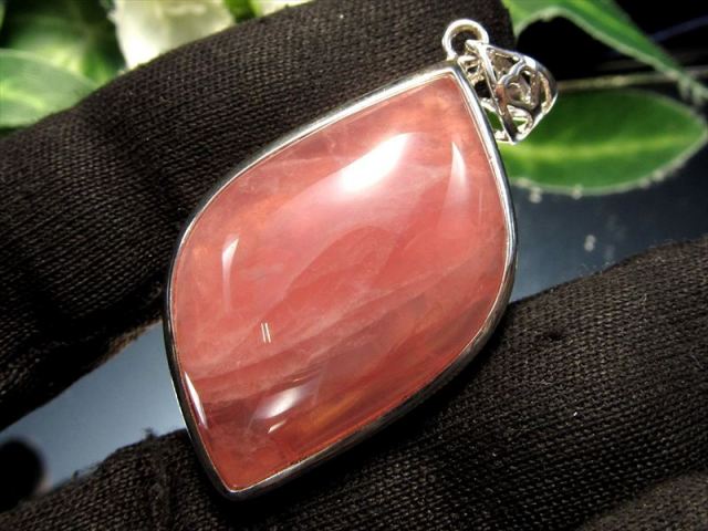 透明ピンク ディープローズクォーツ リーフ型ペンダントトップ 重さ約8.7g 縦約30mm 恋愛といえばの定番石 透明感ある艶々ミルキーピンク 美と愛の女神の石