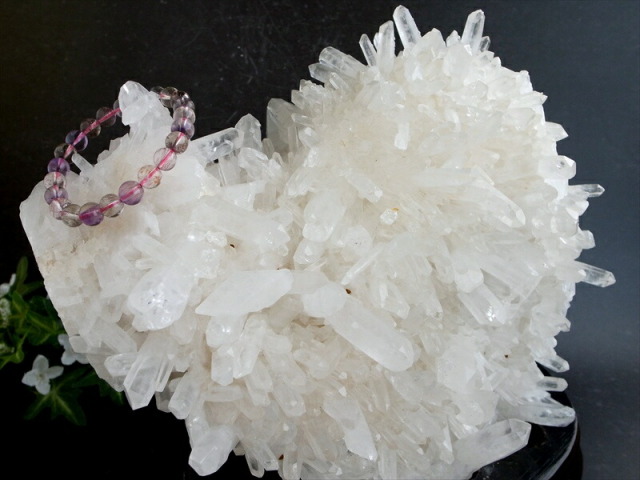 店頭展示中 大地が育んだ光の宇宙 水晶 クラスター 専用木製台座付 最大幅約240mm 重さ5156g 最高級 浄化 清らかな力をもつ全能の石 一点物 四川省産