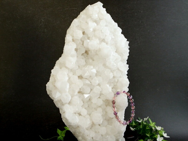 店頭展示中 大地が育んだ光の宇宙 水晶 クラスター 専用木製台座付 最大幅約210mm 重さ5140g 最高級 浄化 清らかな力をもつ全能の石 一点物 雲南省産