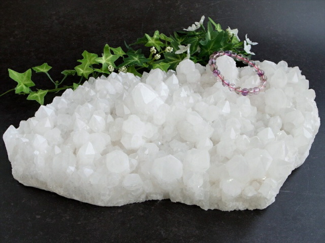 店頭展示中 特大サイズ 大量ブレスレット浄化に最適 水晶 クラスター 専用木製台座付 最大幅約210mm 重さ5140g 最高級 浄化 清らかな力をもつ全能の石 一点物