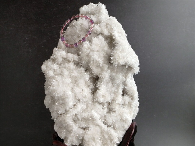 店頭展示中 大地が育んだ光の宇宙 水晶 クラスター 専用木製台座付 最大幅約210mm 重さ6304g 最高級 浄化 清らかな力をもつ全能の石 一点物 四川省産