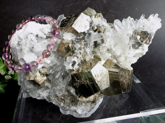 岡崎市店舗にて先行販売中 神秘の結晶群 ミャンマー産 パイライト 共生 水晶クラスター 専用アクリル台座付 最大幅約210mm 重さ3110g 大自然が生み出す芸術品