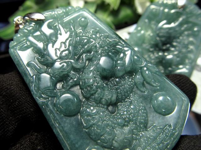 濃厚グアテマラブルー 天然翡翠 ジェイド 硬玉 立体龍神彫り ペンダントトップ 1個売り 縦約50mm前後 重さ約19g前後 マンサーノ翡翠 世界三大翡翠産地