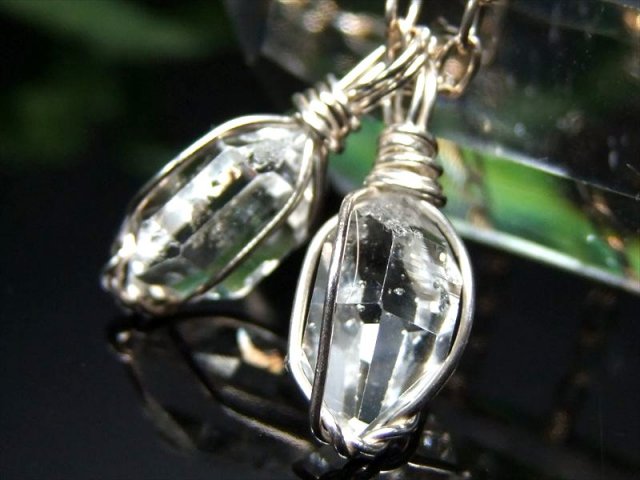 Mサイズ ハーキマーダイアモンド 結晶原石 ワイヤーラップペンダントトップ 1個売り 重さ約1.0g前後 神秘的な『夢見の石』 アメリカ ニューヨーク州