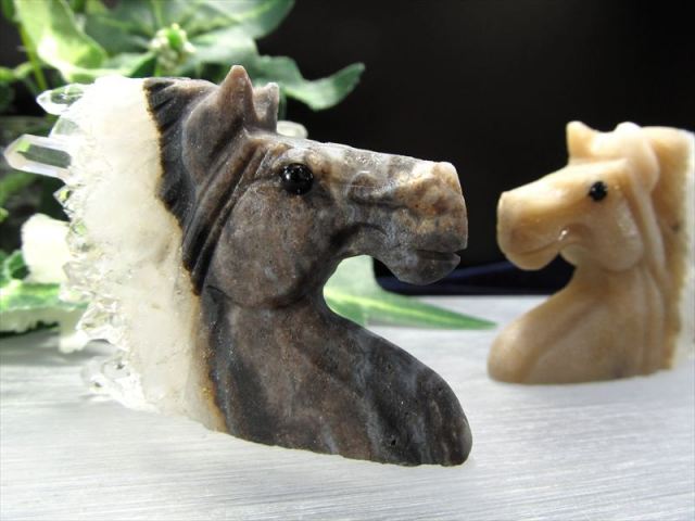 2026年の干支 メノウ 瑪瑙 馬 彫刻置物 1個売り 幅約49mm-70mm前後 重さ約25g-51g前後 縁起物 成功運 出世運 勝負運 強力な邪気払い、魔除けの石