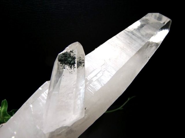 激レア ゴールデンファントム入り ヒマラヤ産 水晶 結晶原石 専用木製台座付 重さ 676g ヒマラヤの神々しき息吹を宿して ファントムの層が増幅する