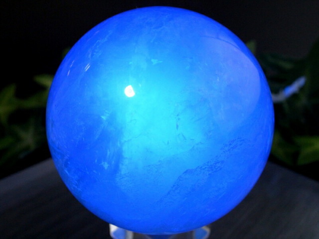 高品質 蛍光 グリーン フローライト 丸玉 台座付 直径56mm 重さ312g 大人気丸玉 天才の石 つやつや光沢 一点もの 蛍石 アメリカ産 パワーストーン 天然石