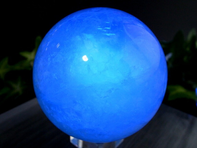 高品質 蛍光 グリーン フローライト 丸玉 台座付 直径61mm 重さ396g 大人気丸玉 天才の石 つやつや光沢 一点もの 蛍石 アメリカ産 パワーストーン 天然石