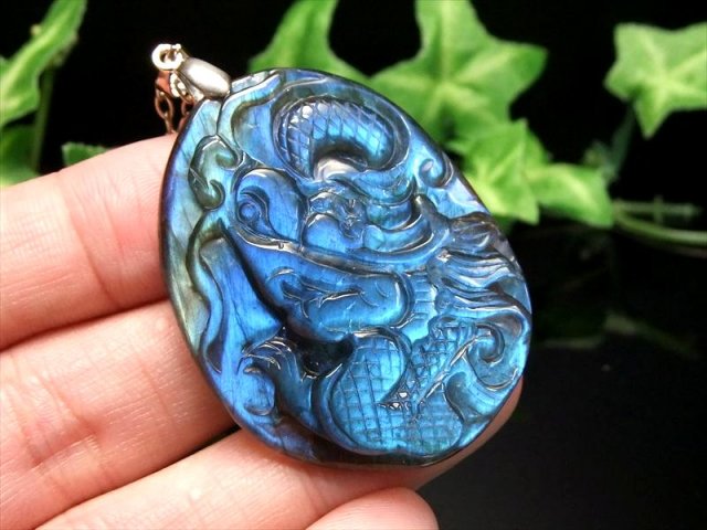 これ以上は無いロイヤルブルー S級 ラブラドライト 立体龍神彫り ペンダントトップ 幅34mm 重さ16.5g 最強守護・強運 お守りとしても 上質シラー 1点もの