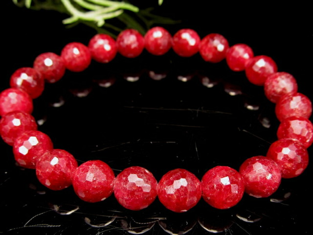 赤のストーン付きのモチーフがキラキラ情熱的で印象的です! 赤のストーン付きのモチーフがキラキラ情熱的で印象的です! 赤の