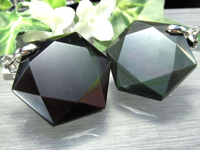 4A レインボー オブシディアン 六芒星型 ペンダントトップ サイズ：縦約30mm-35mm前後 重さ10g-13g前後 1個売り カットの美しい六芒星 財運アップ