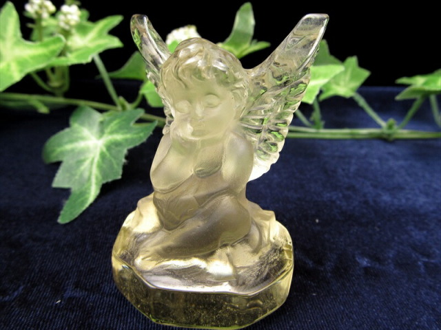 天然石シトリンの天使ちゃん　置物　彫物NO.082105 淡いイエロー ベビーエンジェル シトリン 彫刻置物 高さ約54mm 幸福を