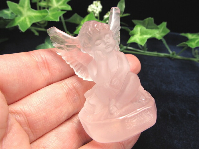 ふんわりピンク ベビーエンジェル ローズクォーツ 彫刻置物 高さ53mm