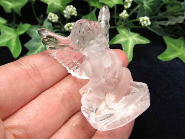天使の微笑み ベビーエンジェル 天然 水晶彫刻置物 高さ約51mm 重さ約