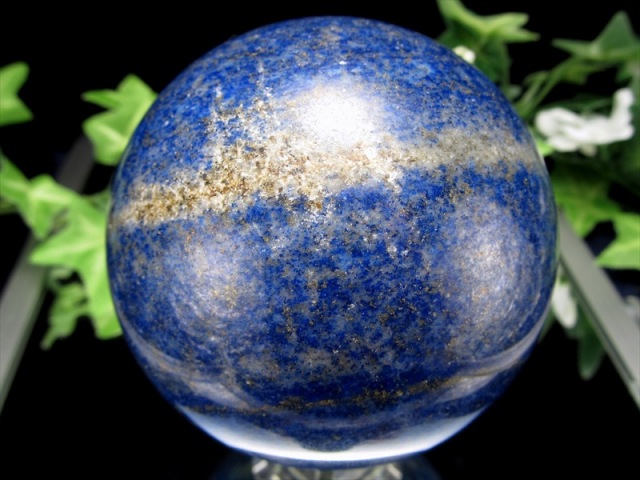 UVライトで蛍光 3A ラピスラズリ 丸玉 直径69mm 重さ532g つやつや光沢のある紺色 幸運を呼び寄せる ラピスラズリ 丸玉置物 一点もの アフガニスタン産