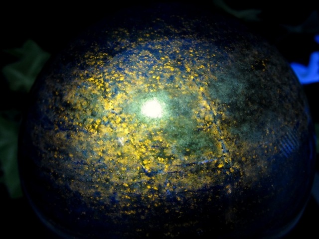 UVライトで蛍光 3A ラピスラズリ 丸玉 直径74mm 重さ674g つやつや光沢