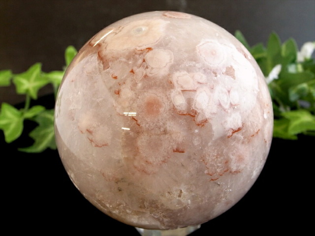 桜を思わせる花模様 桜瑪瑙 丸玉 置物 台座付 直径74mm 重さ570g ふんわりピンクカラー 1点物 マダガスカル産 パワーストーン 天然石