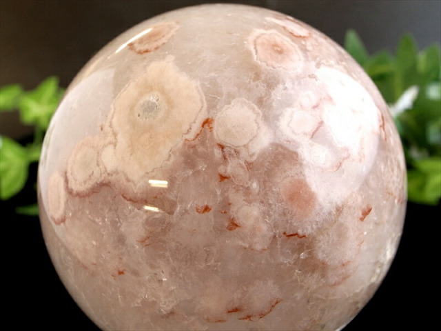 桜を思わせる花模様 桜瑪瑙 丸玉 置物 台座付 直径74mm 重さ570g