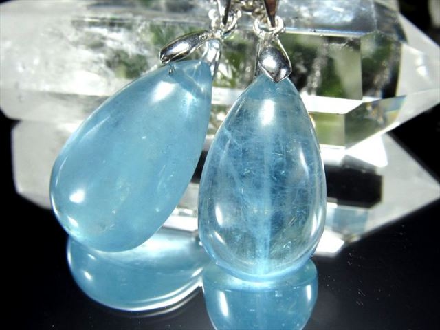 海のように美しいクリアブルー アクアマリン ドロップ型 ペンダントトップ 1個売り 石の重さ約1.5g-2.5g 透明感抜群 幸せな結婚の象徴