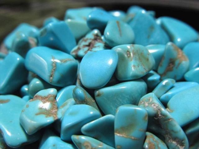 中粒タイプ 天然染色 ターコイズ さざれ 約200入り 粒の大きさ約6mm-13mm 鮮やかブルーグリーン 美しいターコイズマトリックス 模様 浄化用・インテリアに