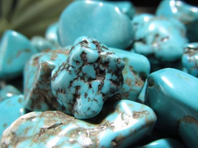 大粒タイプ 天然染色 ターコイズ さざれ 約200入り 粒の大きさ約8mm-15mm 鮮やかブルーグリーン 美しいターコイズマトリックス 模様 浄化用・インテリアに