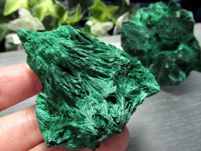 ベルベットマラカイト 孔雀石 原石 1個売り 重さ40g-55g 光沢が美しい