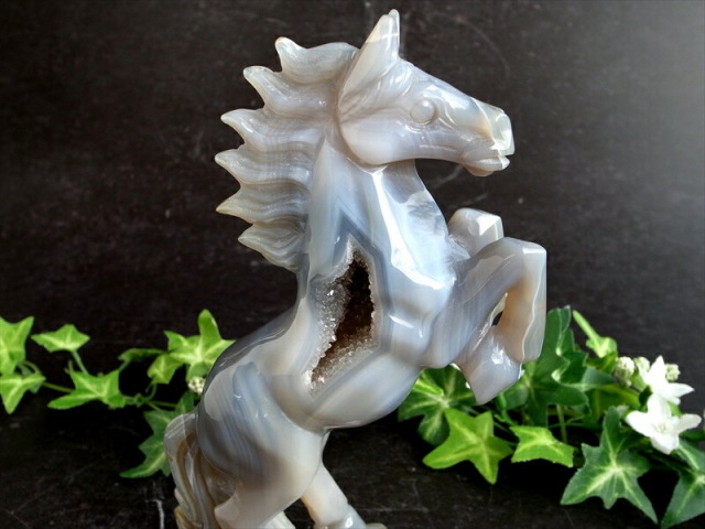 店頭展示中 2026年の干支 笑口 メノウ 瑪瑙 馬 彫刻置物 高さ175mm 重さ436g 縁起物 成功運 出世運 勝負運 強力な邪気払い、魔除けの石