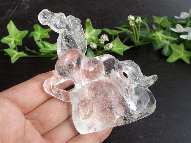 店頭展示中 2026年の干支 水晶 馬 彫刻置物 幅約90mm 重さ144g 透明な