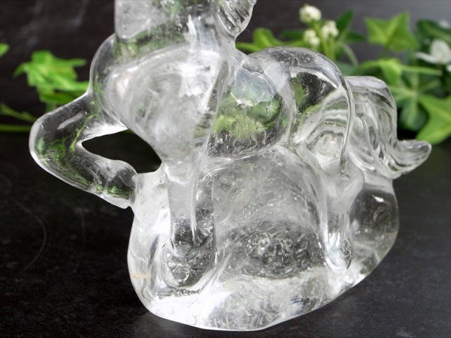 水晶　置物 店頭展示中 2026年の干支 水晶 馬 彫刻置物 幅約90mm 重さ144g 透明な