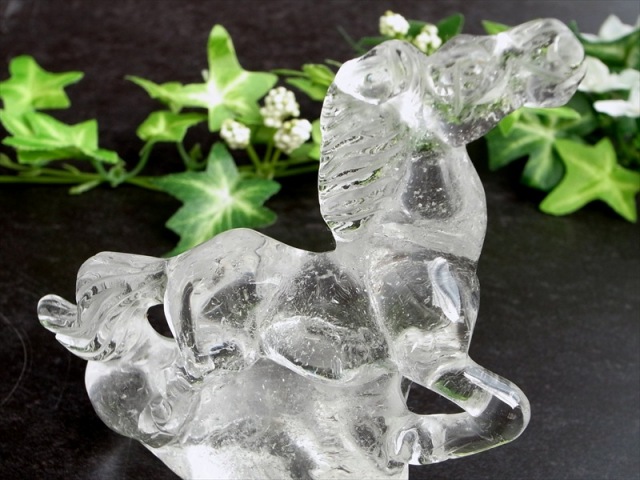 店頭展示中 2026年の干支 水晶 馬 彫刻置物 幅約90mm 重さ144g 透明な