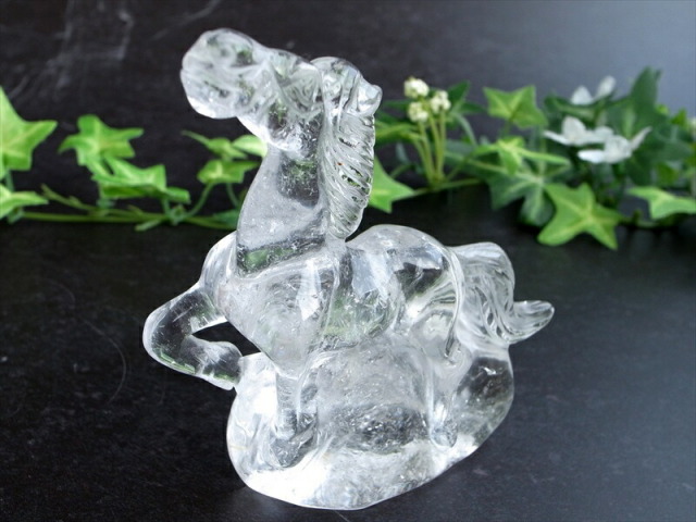 店頭展示中 2026年の干支 水晶 馬 彫刻置物 幅約90mm 重さ144g 透明な