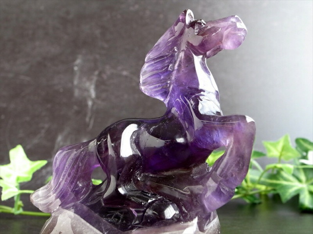 馬の石彫刻 ピンクアメジスト 店頭展示中 2026年の干支 アメジスト 馬 彫刻置物 高さ約89mm 重さ146g