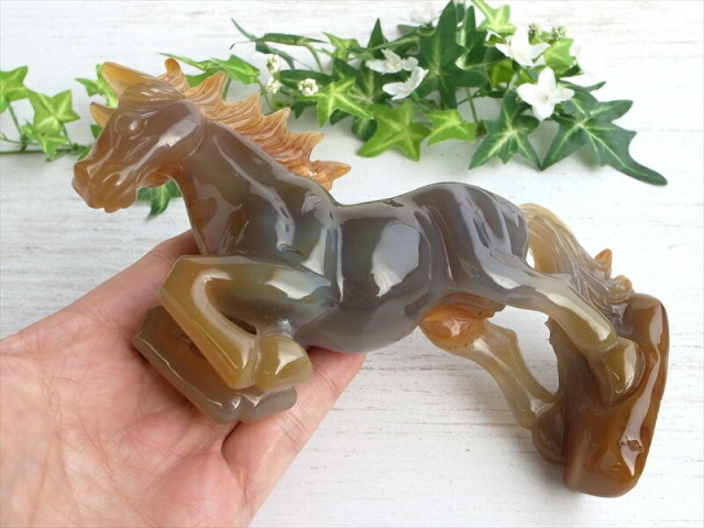 水胆瑪瑙 重さ約825g 天然石 置物 果物と葉の彫刻 店頭展示中 2026年の干支 笑口 メノウ 瑪瑙 馬 彫刻置物 高さ175mm 重