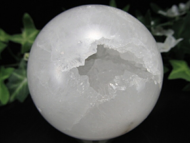空間たっぷり 自然の神秘 ジオード 晶洞 水晶 丸玉 直径 66mm 重さ 368g 極上キラキラ水晶 クォーツ パワーストーン 天然石